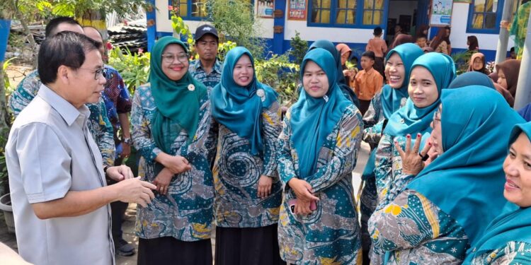 Sofyan Tan saat berbincang dengan para guru sekolah