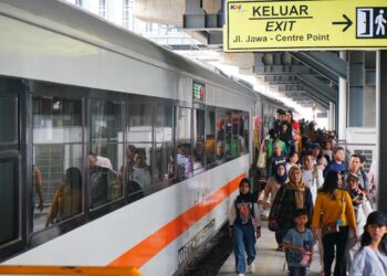 Banjir Rendam Rel, Railink Batalkan Semua Perjalanan KA Srilelawangsa Hari Ini KA Bandara (Foto: Narata/Istimewa)