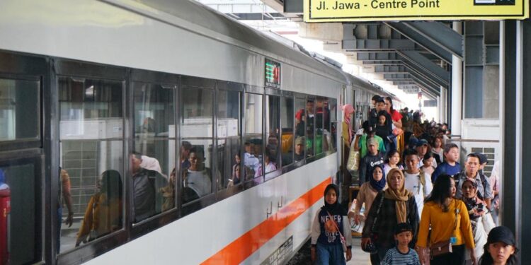 Banjir Rendam Rel, Railink Batalkan Semua Perjalanan KA Srilelawangsa Hari Ini KA Bandara (Foto: Narata/Istimewa)