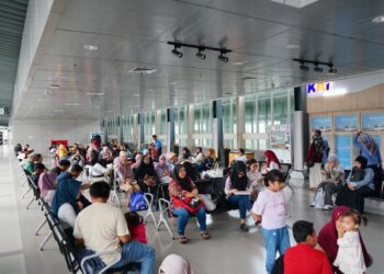 Rel 'Terseret' Banjir, Railink Minta Maaf Atas Ketidaknyamanan Perjalanan KA Srilelawangsa Penumpang kereta api (Foto: Narata/Istimewa)