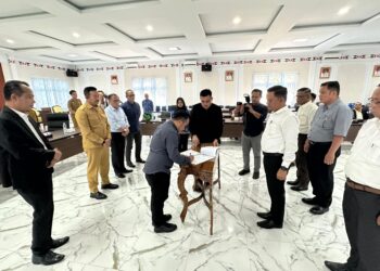 Bawaslu Kabupaten Mandailing Natal (Madina) saat menandatangani Nota Kesepahaman (MoU) dengan empat OPD Kabupaten Madina dan Kwartir Cabang (Kwarcab) Pramuka Madina. (Foto/Istimewa)