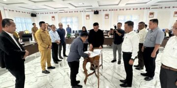 Bawaslu Kabupaten Mandailing Natal (Madina) saat menandatangani Nota Kesepahaman (MoU) dengan empat OPD Kabupaten Madina dan Kwartir Cabang (Kwarcab) Pramuka Madina. (Foto/Istimewa)