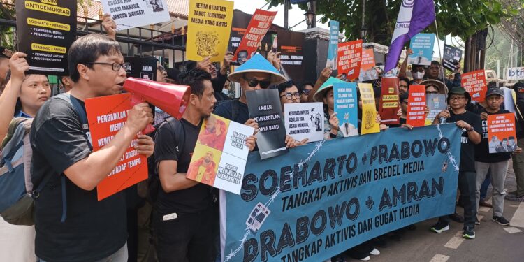 Aliansi Jurnalis Independen (AJI) Jakarta bersama koalisi masyarakat sipil menggelar aksi protes di Pengadilan Negeri Jakarta Selatan, Senin (03/11/2025). Foto/ AJI Jakarta.