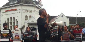 KKJ Sumut bersama jurnalis Kota Medan saat menggelar aksi solidaritas dukung Tempo di Titik Nol Kota Medan, Kamis (06/11/2025).