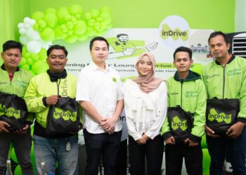 Rio Aristo, Country Manager inDrive Indonesia foto bersama pengemudi (Foto: Istimewa)