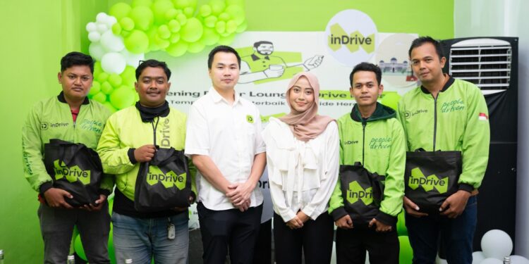 InDrive Indonesia Hadirkan Driver Lounge Pertama di Medan Rio Aristo, Country Manager inDrive Indonesia foto bersama pengemudi (Foto: Istimewa)