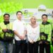 InDrive Indonesia Hadirkan Driver Lounge Pertama di Medan Rio Aristo, Country Manager inDrive Indonesia foto bersama pengemudi (Foto: Istimewa)