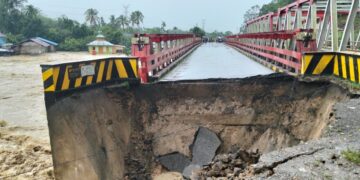 Kondisi jembatan yang terputus akibat banjir di Kabupaten Tapanuli Utara, Sumatra Utara, Selasa (25/11). (Sumber foto : BPBD Kabupaten Tapanuli Utara)