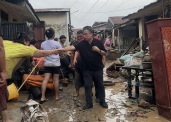 Sofyan Tan menemui korban banjir (Foto: Narata/Istimewa)