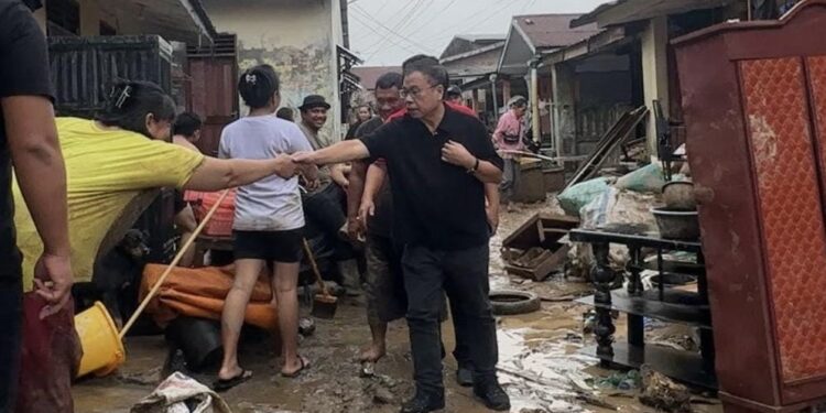 Sofyan Tan menemui korban banjir (Foto: Narata/Istimewa)