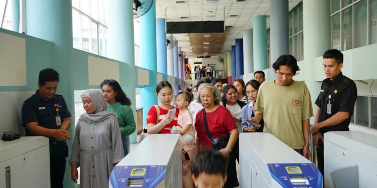 Calon penumpang (Foto: Narata/Istimewa)