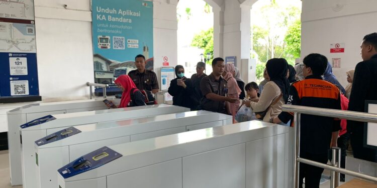 KA Srilelawangsa Kembali Beroperasi Normal Mulai Hari Ini Setelah Sempat Terhenti Akibat Banjir Penumpang kereta api (Foto: Narata/Istimewa)