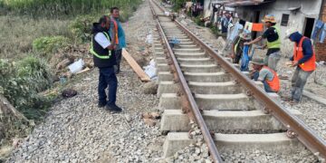 Tanah di Bawah Rel Bergeser Akibat Banjir, Railink Batalkan Semua Perjalanan KA Srilelawangsa Hari Ini (Foto: Narata/Istimewa)