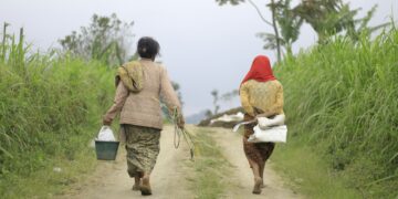 Keterangan foto: Dua orang perempuan sedang berjalan menuju kebun. (Sumber foto: Wafdaazyak via Unsplash)