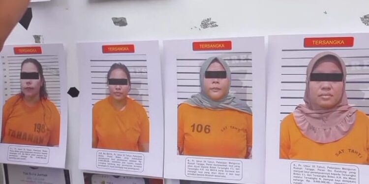 Keterangan foto: Para tersangka yang terlibat dalam kasus perdagangan bayi di Kecamatan Medan Johor, Kota Medan. (Sumber foto: narata/Ghiyatuddin)