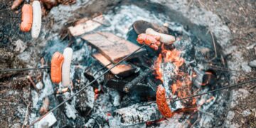 Keterangan foto: Ilustrasi makanan berupa jamur dan sosis yang dibakar. (Sumber: Jan Kopriva via Unsplash)