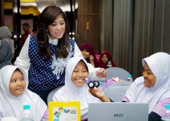 Keterangan foto: Menteri Komdigi Meutya Hafid dalam acara AWS Girls' Tech Day pada Sabtu (7/1/2026) mengatakan sinergi pemerintah dan industri diharapkan dapat melahirkan talenta-talenta digital perempuan yang akan membawa Indonesia menjadi kekuatan utama ekonomi digital di dunia. (Sumber: Humas Kemkomdigi)