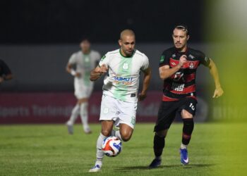 Keterangan Foto: Pemain PSMS Medan, Clayton da Silva, yang dikawal ketat gelandang Persekat Tegal, Serra Matos di Stadion Tri Sanja Tegal, Sabtu 21 Februari 2026. (Sumber: MO PSMS)
