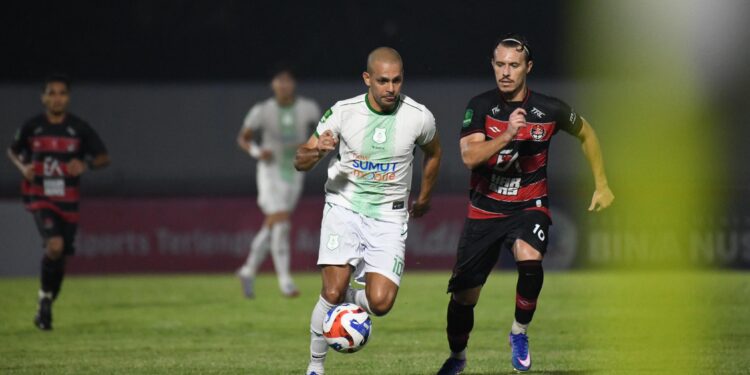 Keterangan Foto: Pemain PSMS Medan, Clayton da Silva, yang dikawal ketat gelandang Persekat Tegal, Serra Matos di Stadion Tri Sanja Tegal, Sabtu 21 Februari 2026. (Sumber: MO PSMS)