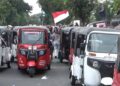 Pengemudi Bajaj Medan unjuk rasa di depan kantor Gubernur Sumatra Utara, Kamis (12/02/2026). Massa meminta 11 tuntutan ke manajemen Maxride. (Foto: narata/Ghiyatuddin)