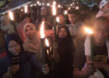 Umat muslim saat mengikuti tradisi pawai obor di Kota Medan, Sabtu (14/02/2026) malam. (Foto: narata/Ghiyatuddin)