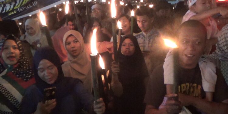 Umat muslim saat mengikuti tradisi pawai obor di Kota Medan, Sabtu (14/02/2026) malam. (Foto: narata/Ghiyatuddin)