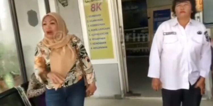 Tangkap layar Poniah istri Kuldip Singh saat melabrak kantor Camat Medan Kota, Rabu (18/02/2026). (Foto: Istimewa)