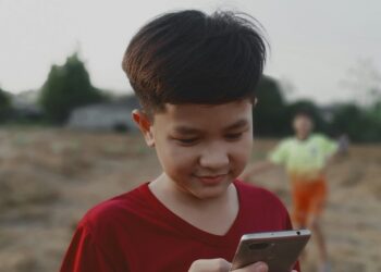 Keterangan Foto: Ilustrasi seorang anak bermain ponsel pintar. (Sumber: Yeon Li via Unsplash)