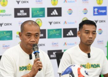 Keterangan Foto: Pelatih PSMS Medan, Eko Purdjianto (kiri) memberikan keterangan pers menjelang pertandingan melawan PSPS Pekanbaru di Stadion Utama Sumatra Utara, Sabtu 28 Maret 2026. (Sumber: MO PSMS)