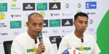 Keterangan Foto: Pelatih PSMS Medan, Eko Purdjianto (kiri) memberikan keterangan pers menjelang pertandingan melawan PSPS Pekanbaru di Stadion Utama Sumatra Utara, Sabtu 28 Maret 2026. (Sumber: MO PSMS)