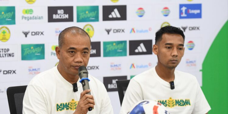 Keterangan Foto: Pelatih PSMS Medan, Eko Purdjianto (kiri) memberikan keterangan pers menjelang pertandingan melawan PSPS Pekanbaru di Stadion Utama Sumatra Utara, Sabtu 28 Maret 2026. (Sumber: MO PSMS)