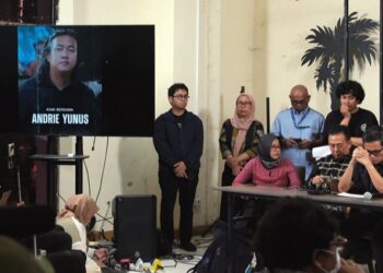 Koalisi Masyarakat Sipil bersama sejumlah tokoh aktivis menggelar konferensi pers di kantor Yayasan Lembaga Bantuan Hukum Indonesia (YLBHI) Jakarta Pusat, Jumat (13/03/2026). (Foto: Tonimalakian)