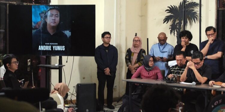 Koalisi Masyarakat Sipil bersama sejumlah tokoh aktivis menggelar konferensi pers di kantor Yayasan Lembaga Bantuan Hukum Indonesia (YLBHI) Jakarta Pusat, Jumat (13/03/2026). (Foto: Tonimalakian)