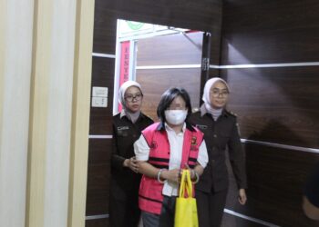 Keterangan Foto: Kepala Dinas Kesehatan Kabupaten Nias, Rahmani Oktaviani Zandroto, jadi tersangka dalam kasus dugaan korupsi pembangunan rumah sakit. (Sumber: Kejaksaan Negeri Gunungsitoli)