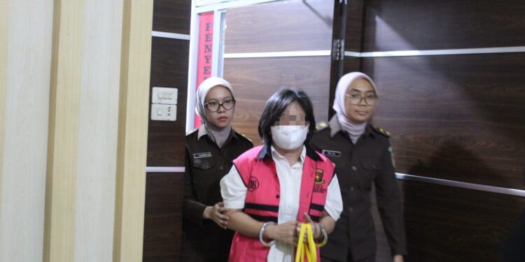 Keterangan Foto: Kepala Dinas Kesehatan Kabupaten Nias, Rahmani Oktaviani Zandroto, jadi tersangka dalam kasus dugaan korupsi pembangunan rumah sakit. (Sumber: Kejaksaan Negeri Gunungsitoli)