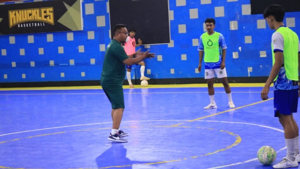 Bantuan saat melatih. (Foto: narata/Dok pribadi Bantuan)