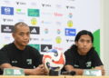 Keterangan Foto: Pelatih PSMS Medan, Eko Pudjianto, dan gelandang PSMS, M Farhan, saat konferensi pers jelang melawan Adhyaksa FC, yang akan berlangsung pada Sabtu 25 April 2026. (Sumber: MO PSMS)