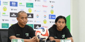 Keterangan Foto: Pelatih PSMS Medan, Eko Pudjianto, dan gelandang PSMS, M Farhan, saat konferensi pers jelang melawan Adhyaksa FC, yang akan berlangsung pada Sabtu 25 April 2026. (Sumber: MO PSMS)