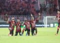 Keterangan: Selebrasi dari pemain Persipura Jayapura usai mencetak gol ke gawang Deltras United di Liga 2 Championship, 29 Maret 2026. (Sumber Foto: Ileague)