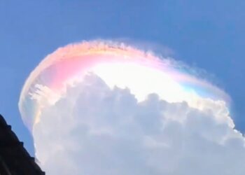 Keterangan Foto: Fenomena awan berwarna-warni atau iridescent clouds. (Sumber: istimewa/narata)