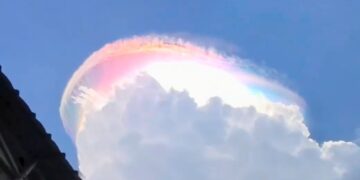 Keterangan Foto: Fenomena awan berwarna-warni atau iridescent clouds. (Sumber: istimewa/narata)