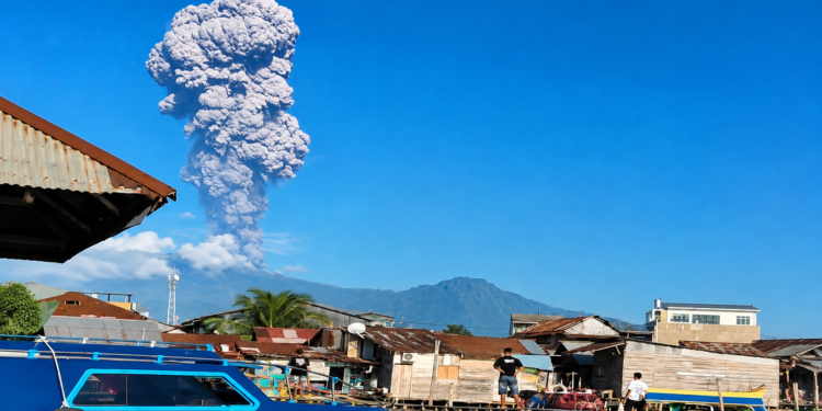 Keterangan Foto: Erupsi Gunung Dukono di Kabupaten Halmahera Utara, Provinsi Maluku Utara, Jumat 8 Mei 2026. (Sumber: Top Disaster)