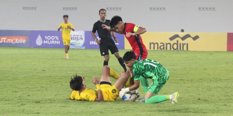 Keterangan Foto: Malaysia versus Singapura di Stadion Teladan Medan dalam ajang Piala AFF U-19. Selasa 2 Juni 2026. (Sumber: narata/Ghiyatuddin)