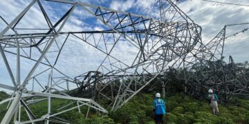 Keterangan Foto: Cuaca ekstrem di Sumut merobohkan 9 tower transmisi milik PLN. (Sumber: PLN Sumut)
