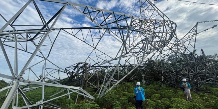Keterangan Foto: Cuaca ekstrem di Sumut merobohkan 9 tower transmisi milik PLN. (Sumber: PLN Sumut)