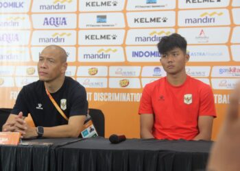 Keterangan Foto: Pelatih Timnas Indonesia U-19, Nova Arianto (kiri), saat memberikan tanggapan usai pertandingan melawan Myanmar U-19 pada Piala AFF U-19 2026 di Stadion Utama Sumut. Senin 1 Juni 2026. (Sumber: narata/Ghiyatuddin)