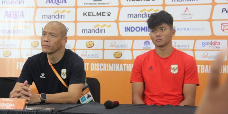 Keterangan Foto: Pelatih Timnas Indonesia U-19, Nova Arianto (kiri), saat memberikan tanggapan usai pertandingan melawan Myanmar U-19 pada Piala AFF U-19 2026 di Stadion Utama Sumut. Senin 1 Juni 2026. (Sumber: narata/Ghiyatuddin)