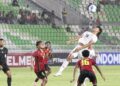 Keterangan Foto: Pemain timnas Indonesia U19, Raditya Yugie Rahardjo berebut bola di udara saat melawan Timor Leste U19 pada pertandingan lanjutan Piala AFF U19. (Sumber: Wan).