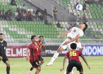 Keterangan Foto: Pemain timnas Indonesia U19, Raditya Yugie Rahardjo berebut bola di udara saat melawan Timor Leste U19 pada pertandingan lanjutan Piala AFF U19. (Sumber: Wan).