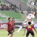 Keterangan Foto: Pemain timnas Indonesia U19, Raditya Yugie Rahardjo berebut bola di udara saat melawan Timor Leste U19 pada pertandingan lanjutan Piala AFF U19. (Sumber: Wan).